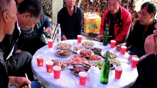 有人说农村的宴席上,喝酒的人越来越少了,这是为啥?看