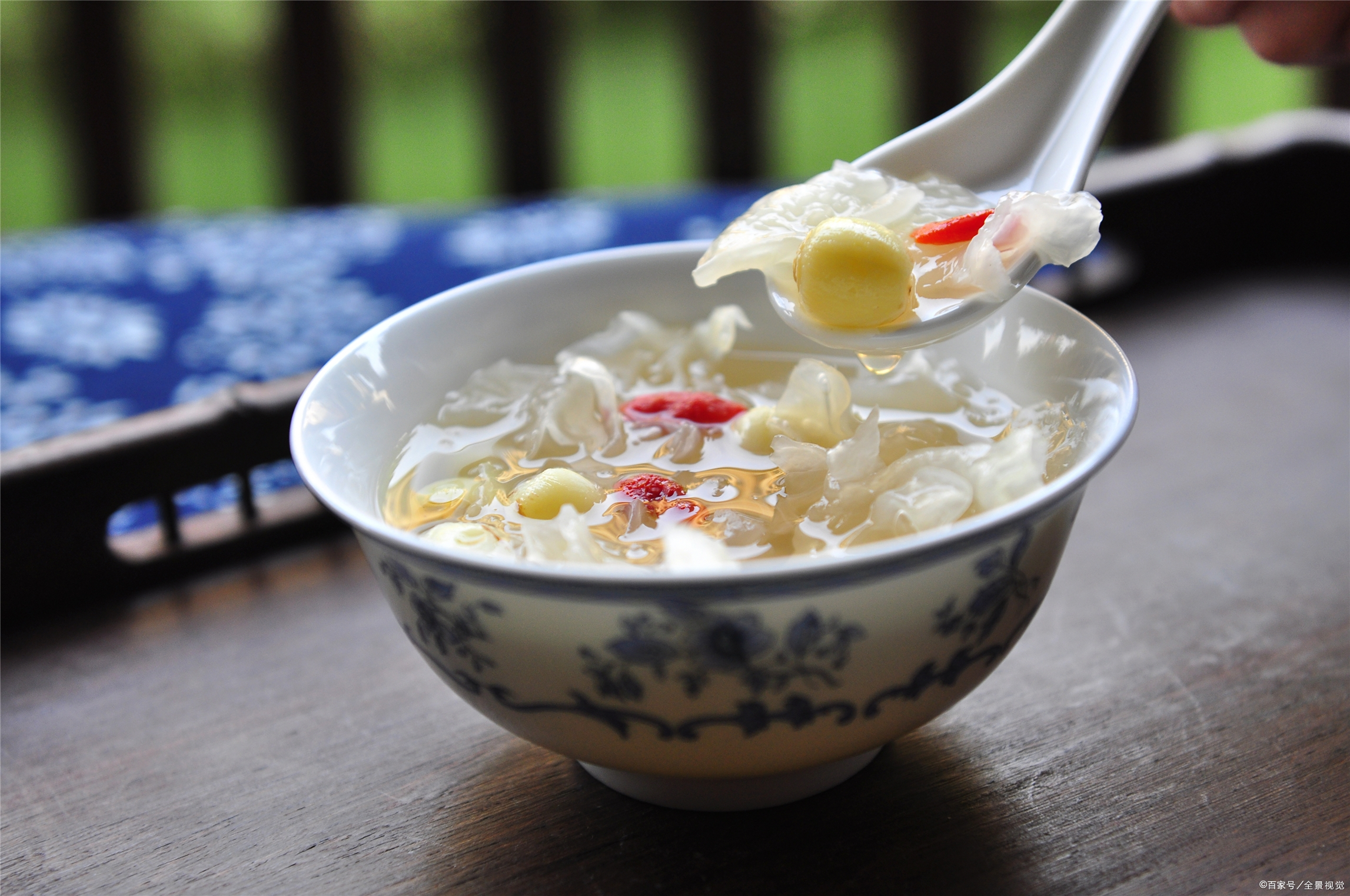 炎炎夏日来碗银耳莲子汤,口感香甜,清热解暑好帮手