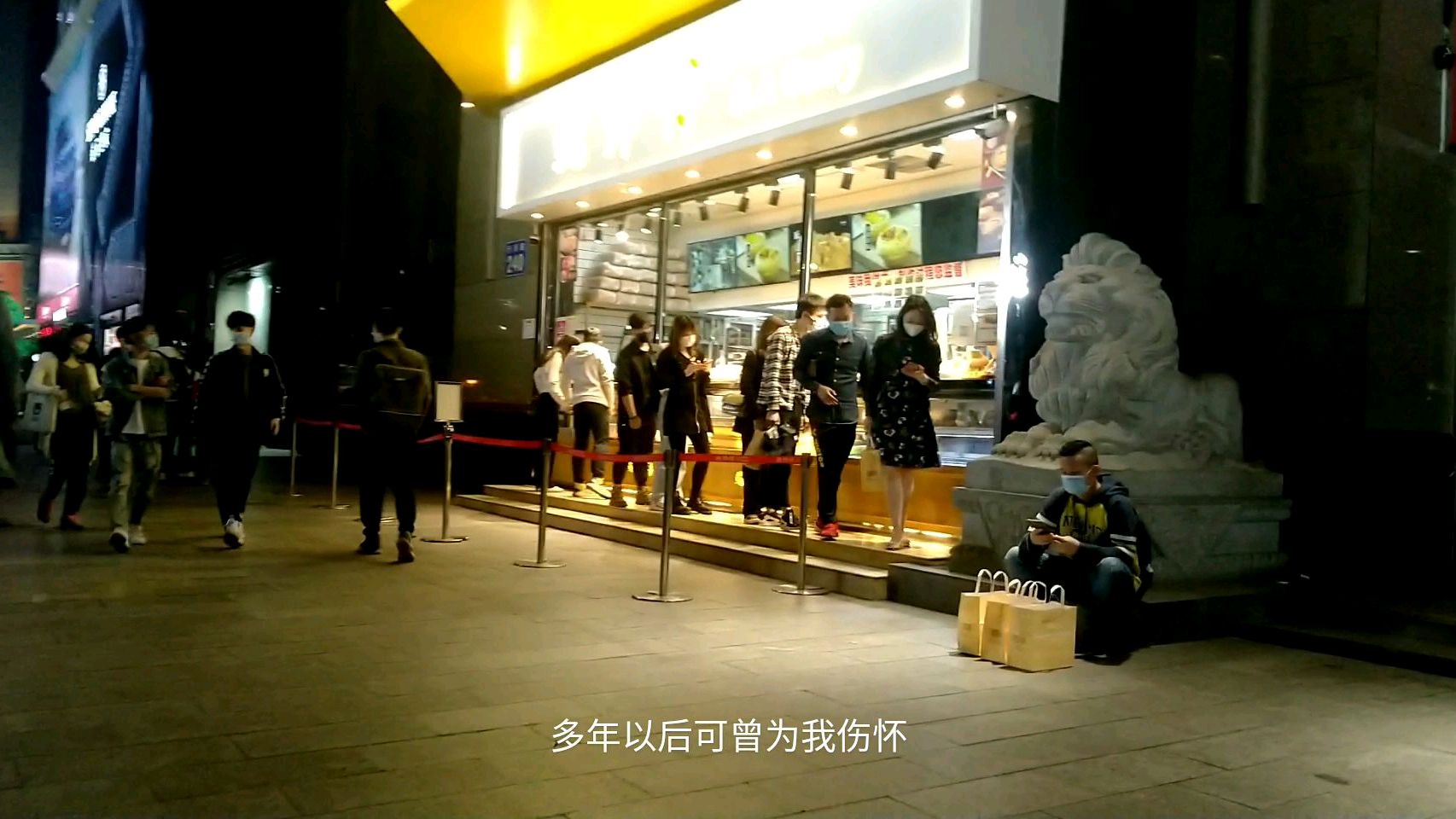 实拍岗顶地铁站附近人山人海,鲍师傅糕点门口总是排起长龙队伍!