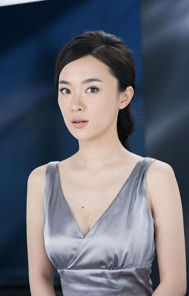 霍思燕早期写真,身穿深v吊带礼服,大秀白皙皮肤,魅力无限