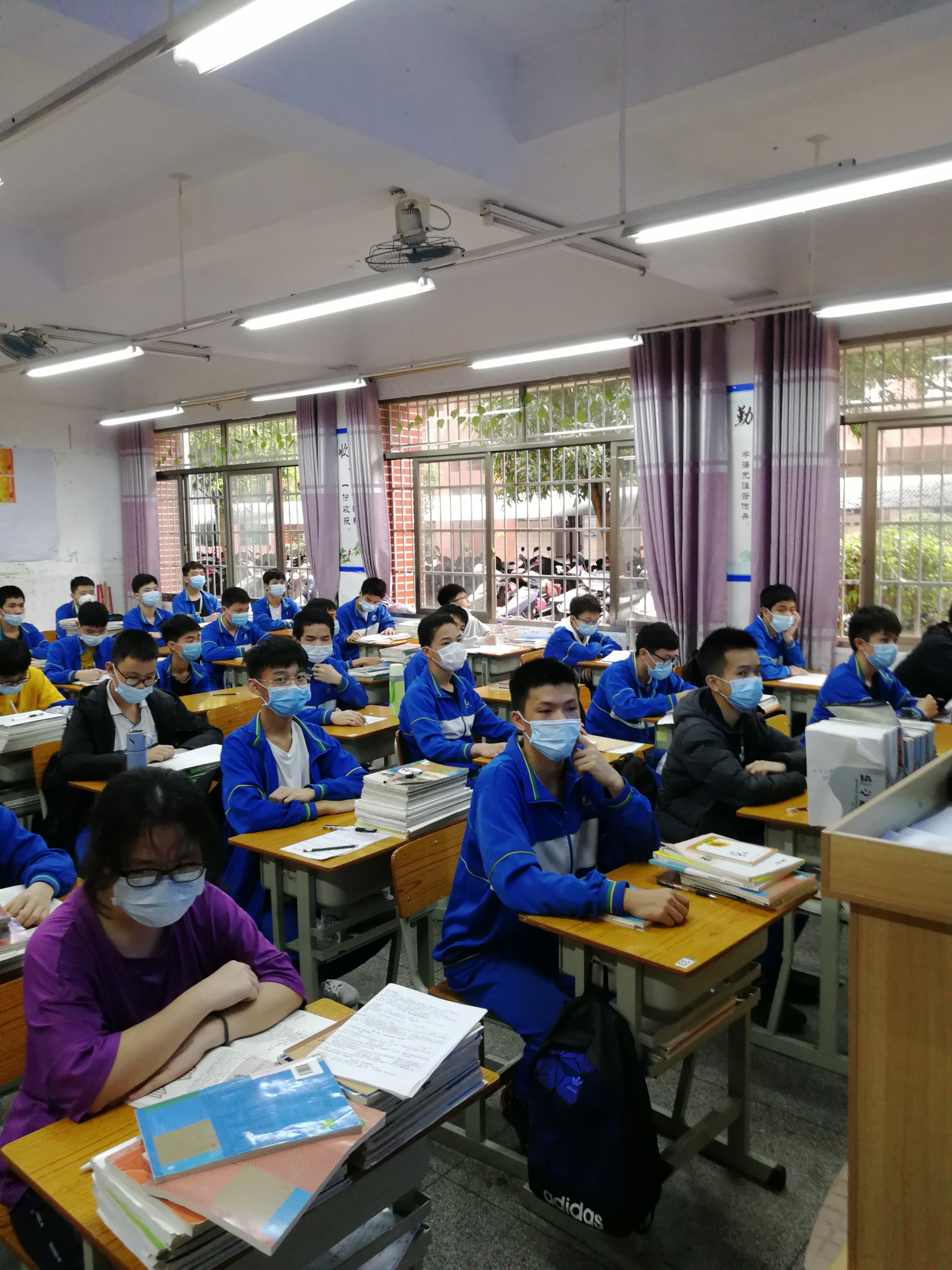 钦州一中举行中考百日誓师大会:叱咤风云凌绝顶,灿烂岁月展雄风