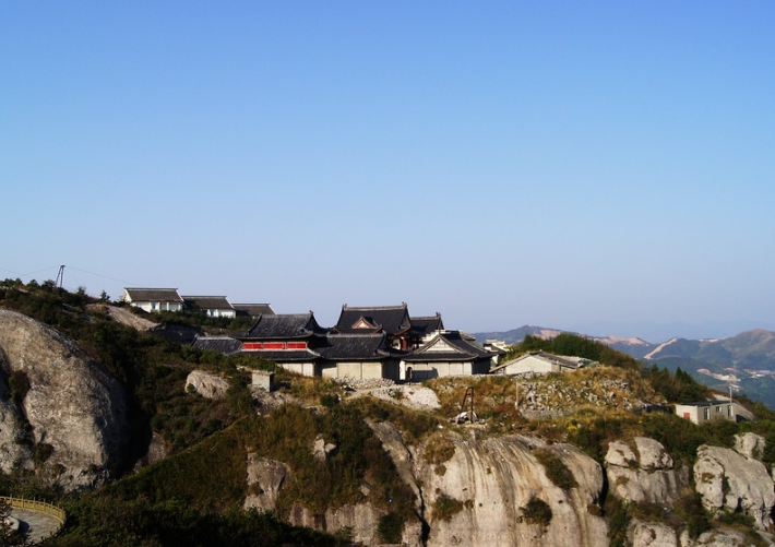 浙江有个方山,据说山上寺庙灵验,山峰层峦叠嶂的岩石像大象饮水