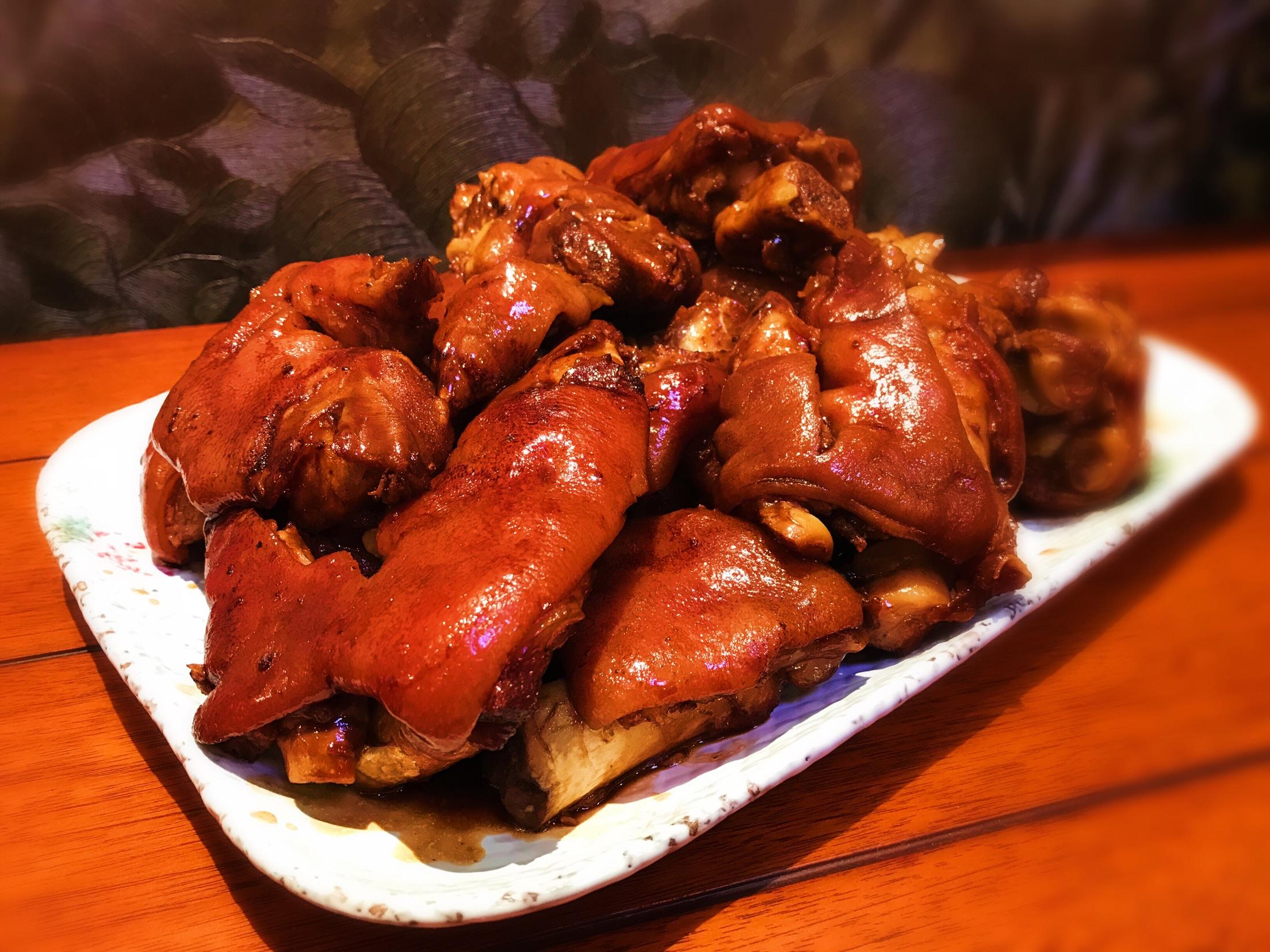 图片来源自网络 第二道是红烧猪蹄(猪手),寓意搂钱,来年发大财.