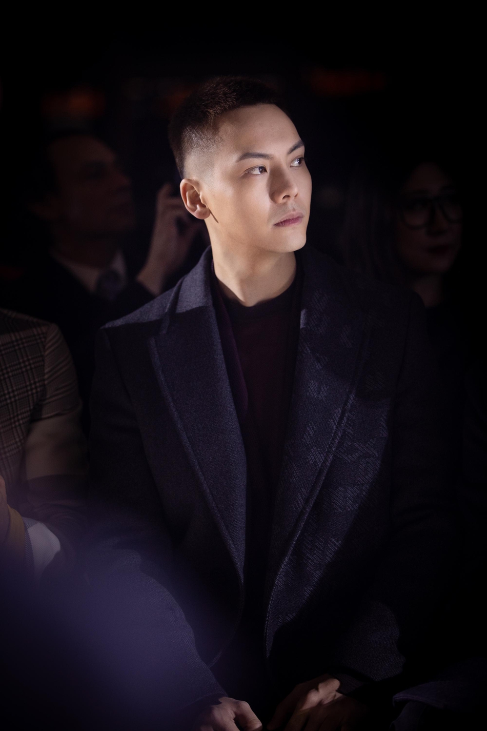 陈伟霆出席ermenegildo zegna米兰秀 红灰配造型精致时髦