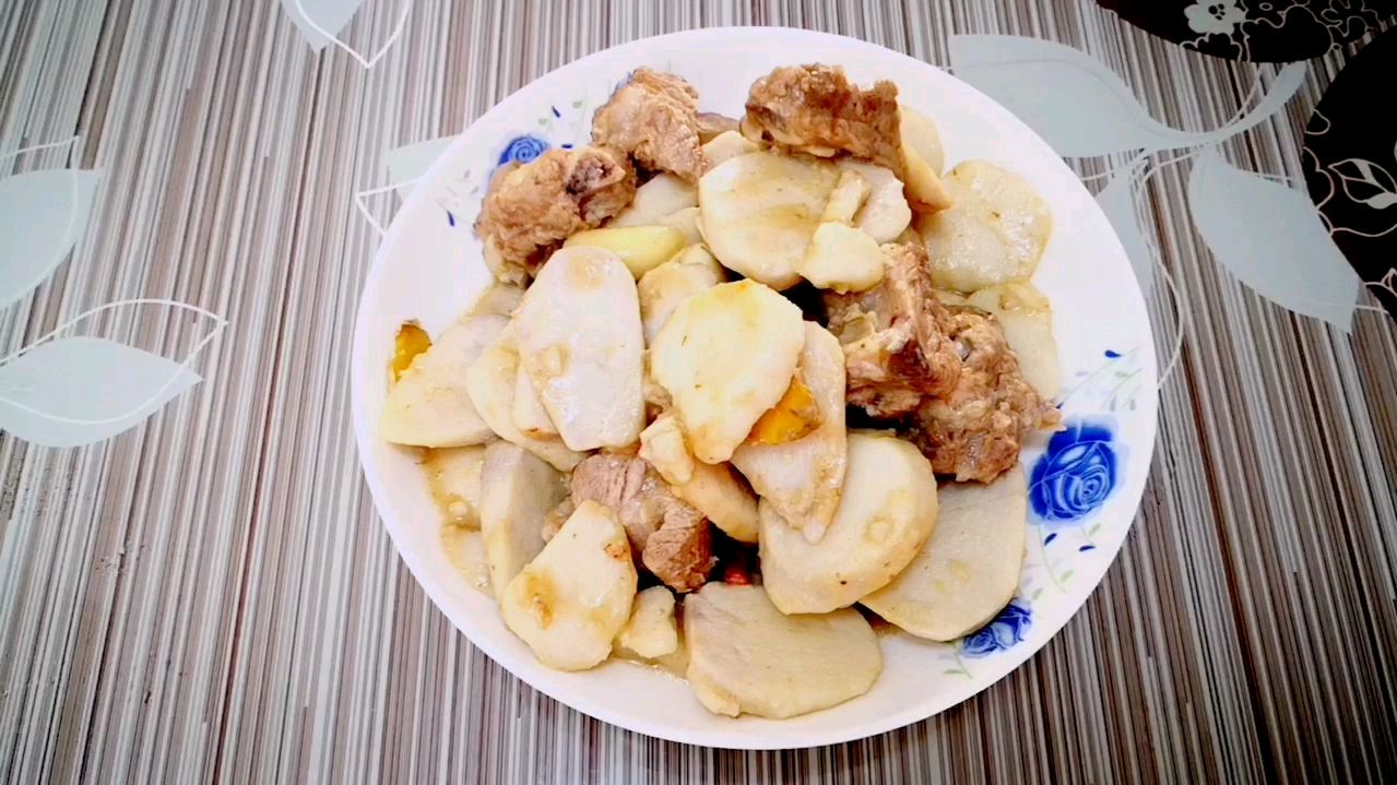 芋头中充满肉的香、鲜味,好吃到不想菜中的排骨