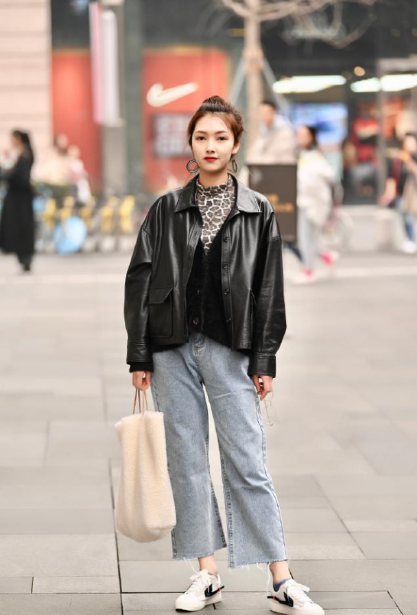 街拍:美女浅蓝色牛仔上衣搭配黑色的性感短裤,尽显如玉美腿