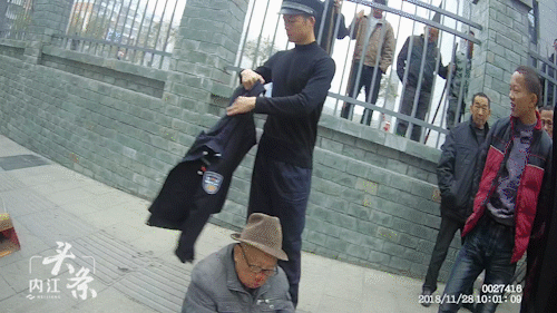 超暖心!帮九旬老人披衣服的内江警察