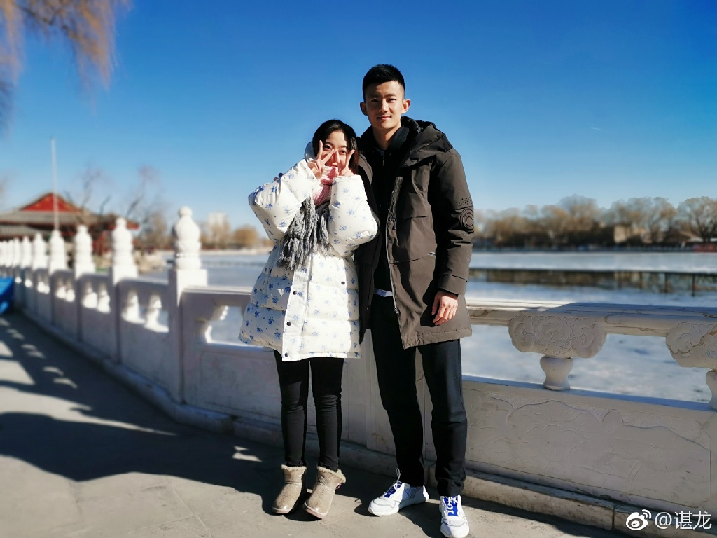 谌龙宣布王适娴怀孕!手模爱妻孕肚太温馨,夫妻俩对宝宝要求太高
