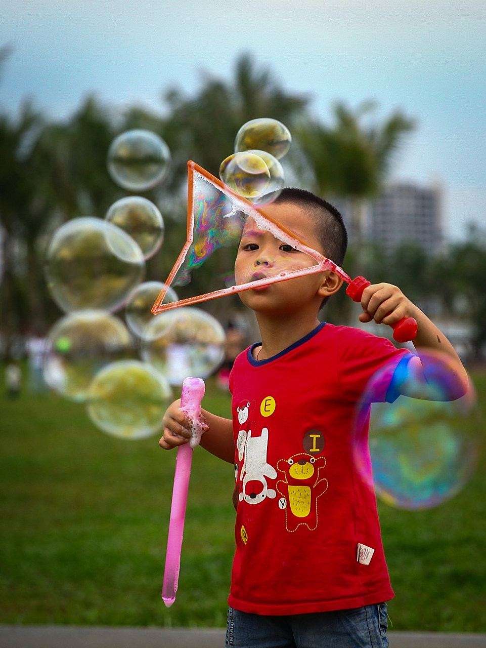 虽然很漂亮,但由于水分蒸发和重力作用,肥皂泡吹出来后"壁"会逐渐变薄
