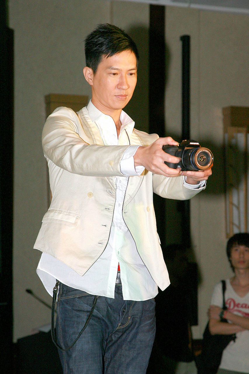 【张家辉vs华少:影帝与主持人的较量,到底谁更胜一筹?