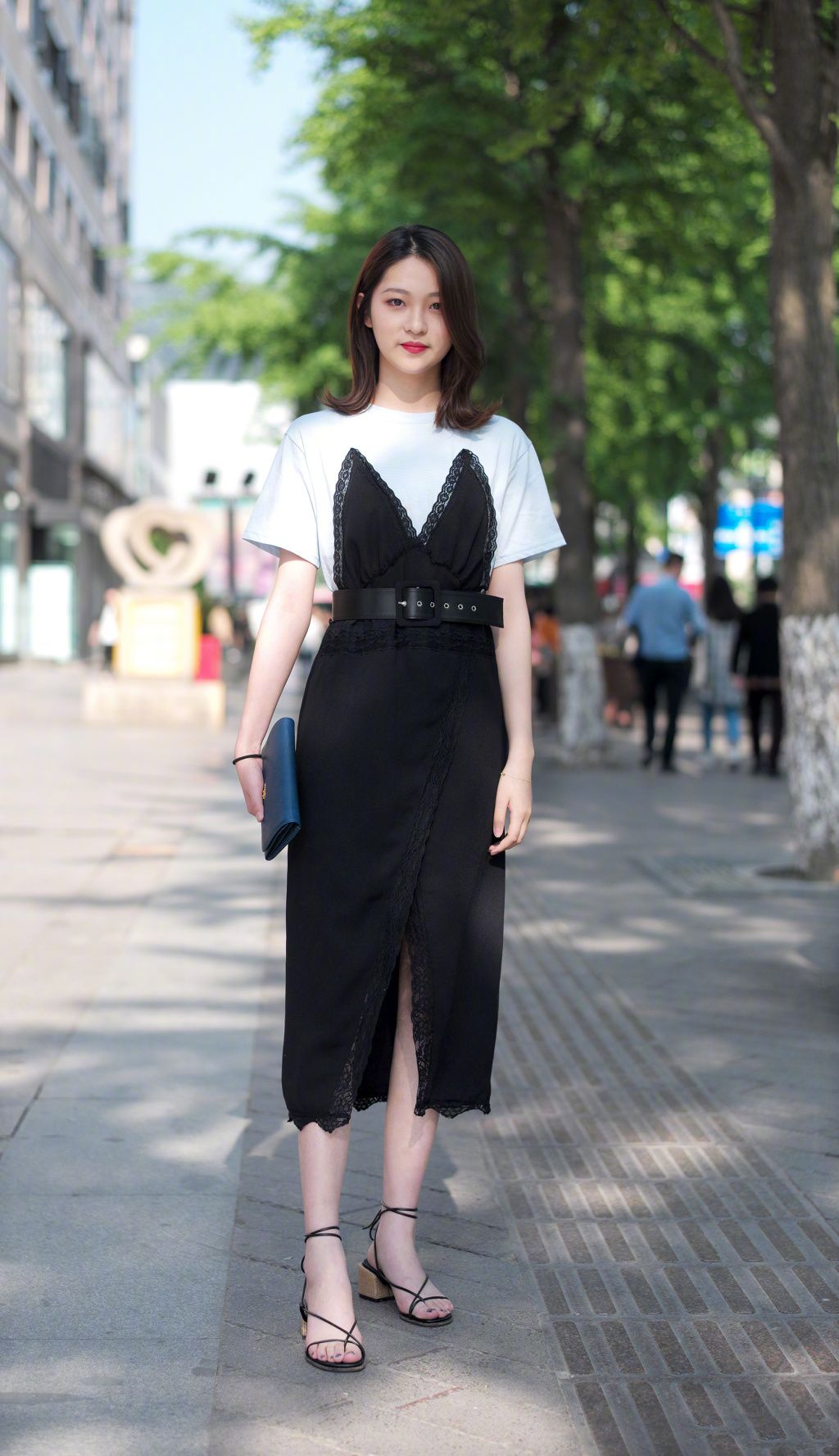街拍:美女短袖时尚裙装,前开叉的设计,时尚又漏有心机,你爱吗?