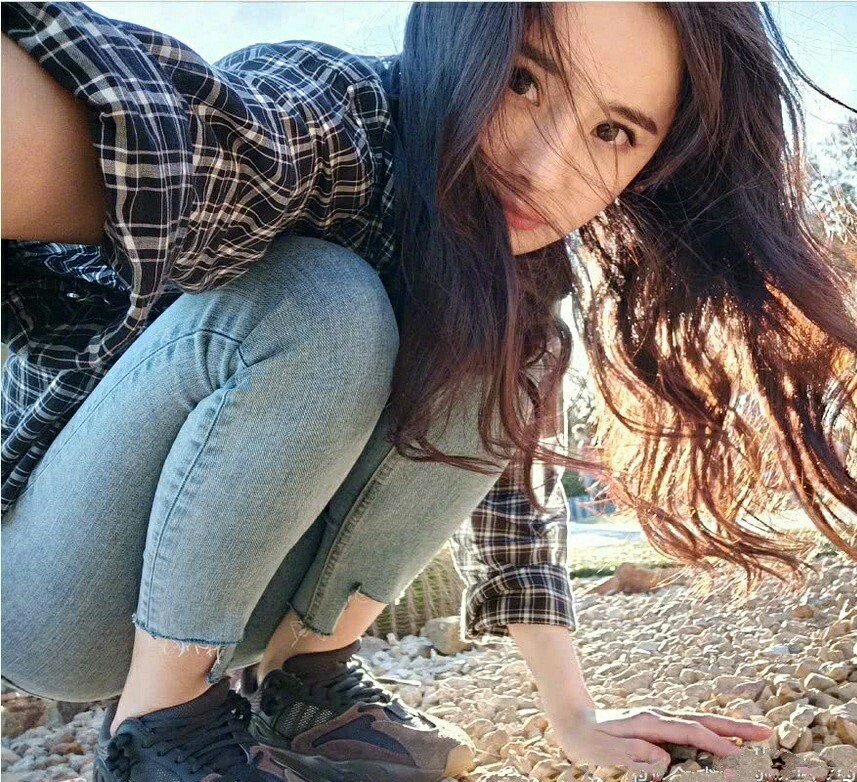 杨幂晒照片少女气十足,一个亚洲蹲暴露腿长,原来我们都看错了