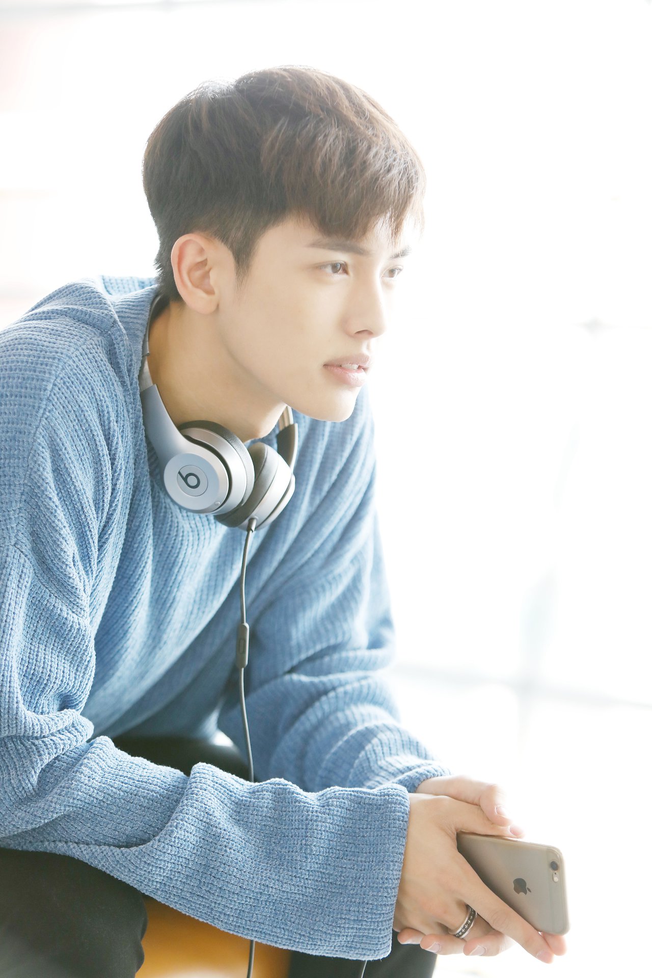 今日热门人物:王以纶|王以纶现身机场堪称行走的画报 造型酷帅阳光