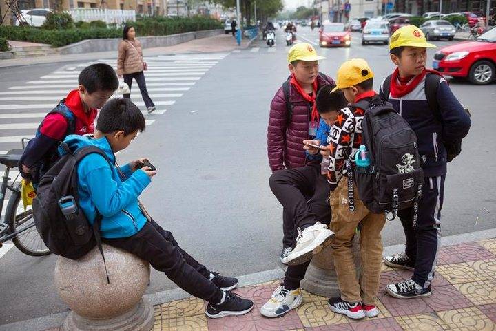 放学后玩手机的小学生