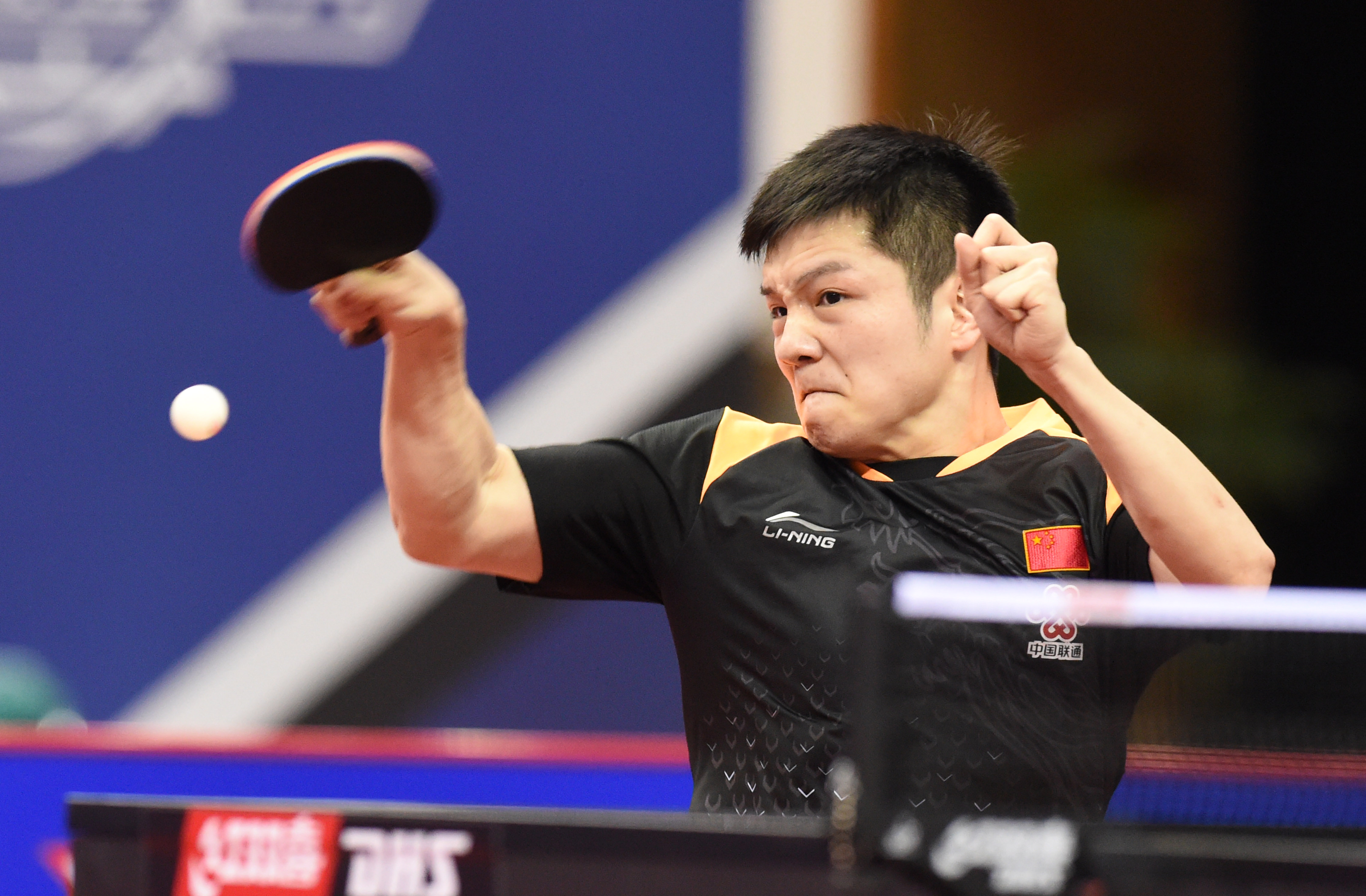 乒乓球——世乒赛直通赛:樊振东胜徐晨皓    3月2日,徐晨皓在比赛中回