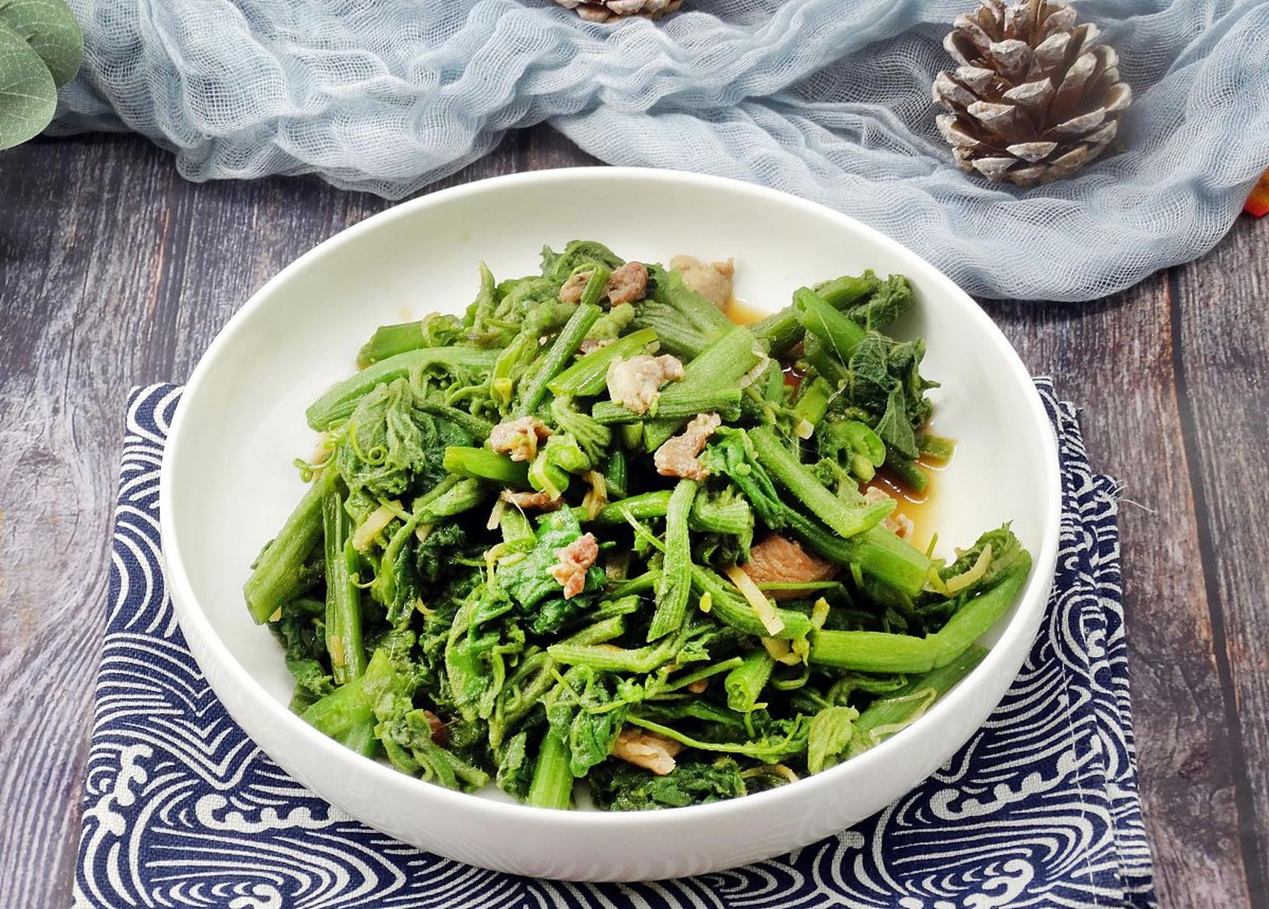 清炒南瓜叶:将嫩南瓜叶洗净,裹上面粉,加入蒜末