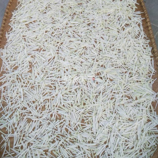 第4步,将萝卜丝均匀的铺在簸箕里,放大太阳下晒2天至半干,期间翻1到2