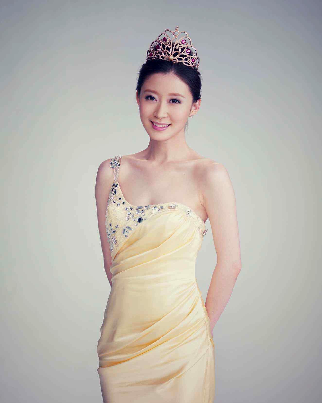 黄橙子性格淡雅,气质清纯脱俗,播报风格清新沉稳.