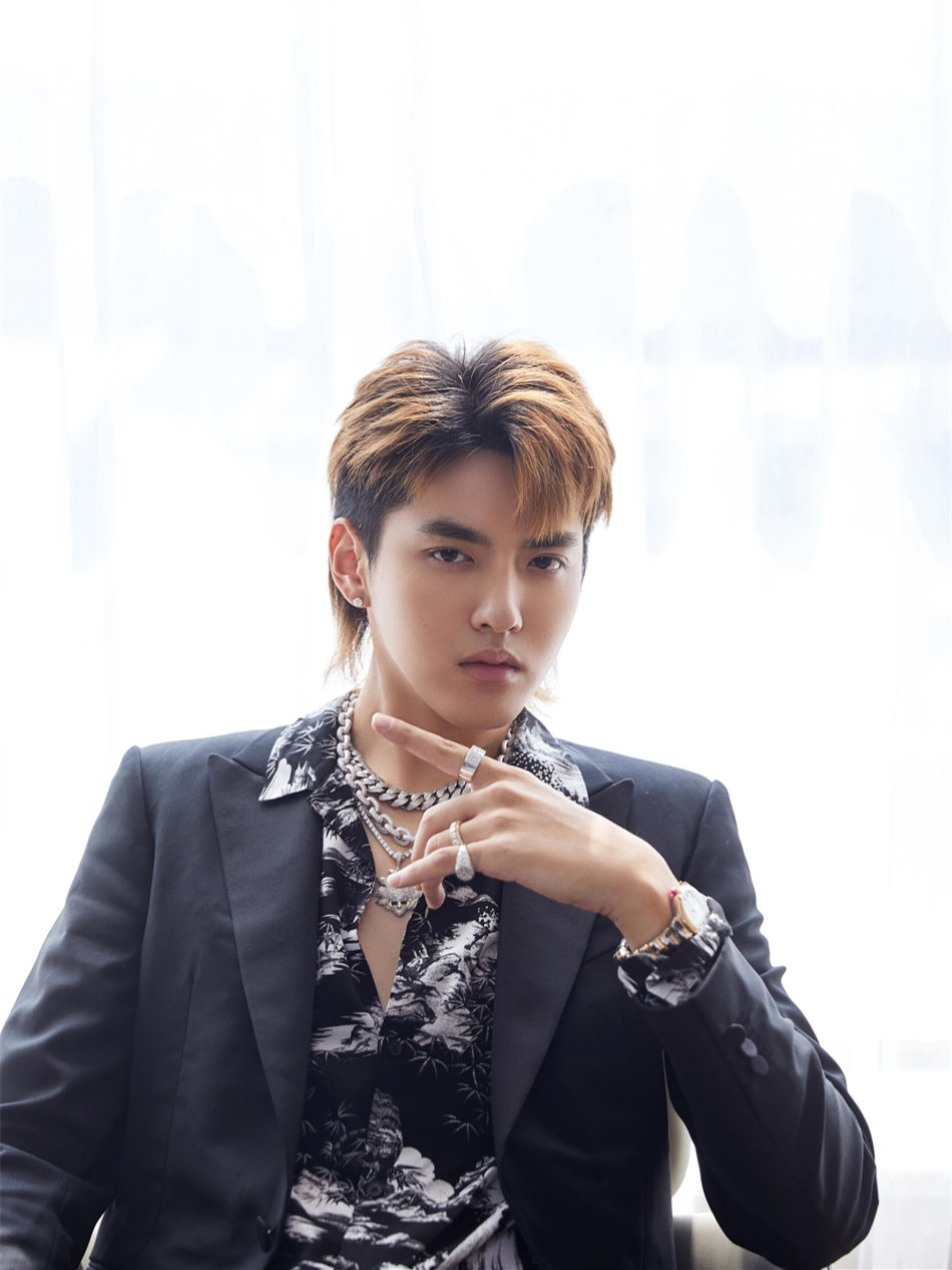 谁还敢说吴亦凡造型丑,一件深v衬衫slay全场!