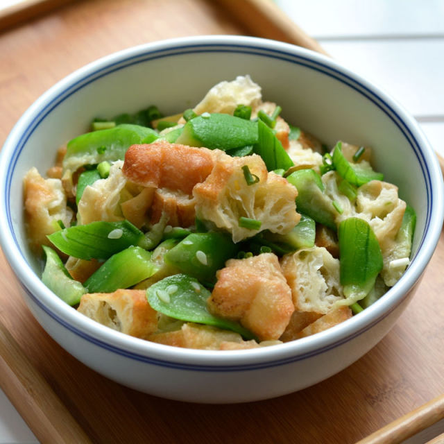 丝瓜炒油条,鲜嫩嫩的丝瓜,配上酥脆的油条,好香!