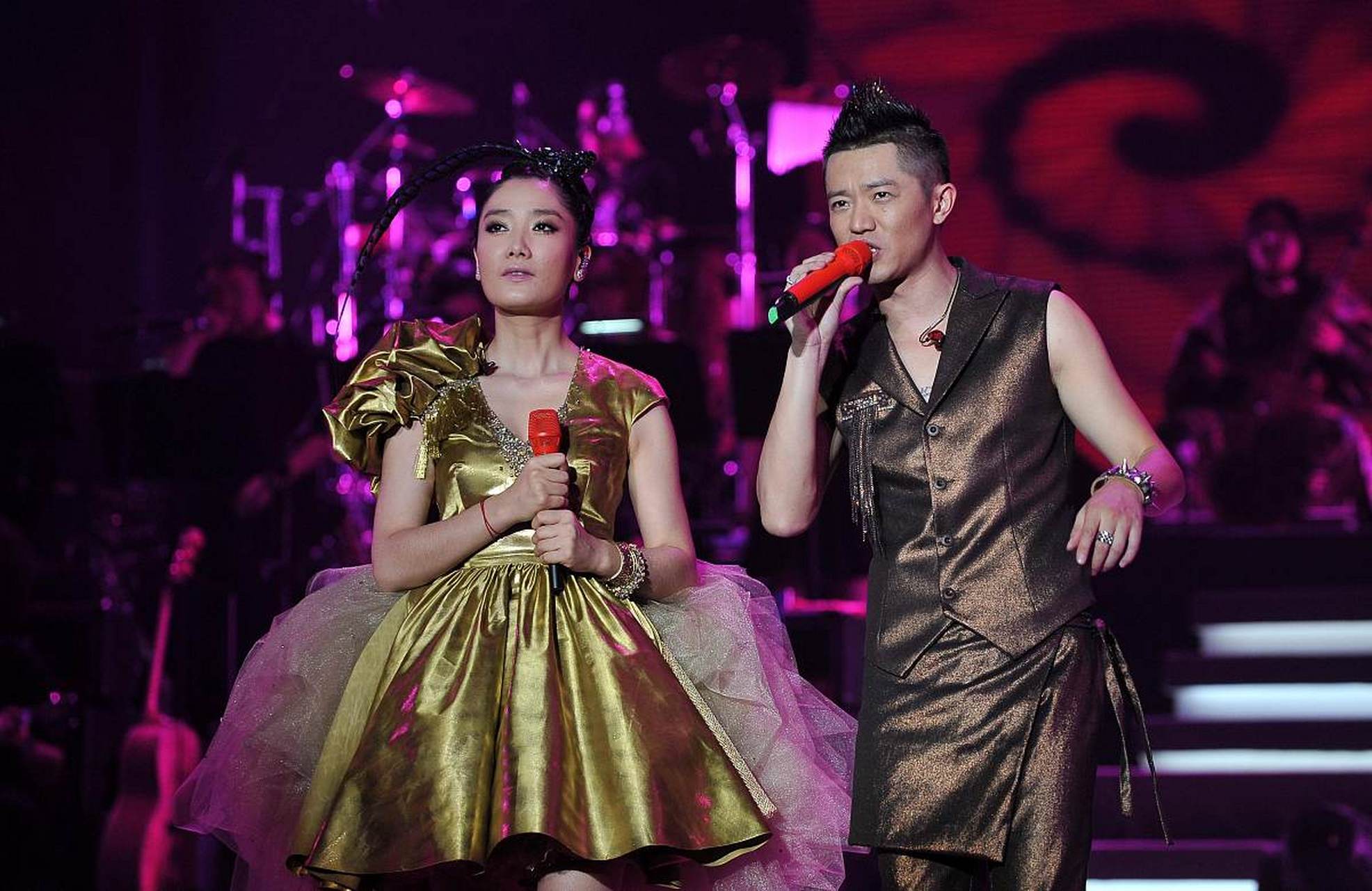 凤凰传奇工作室近期发表了一份辟谣声明,说那些网络上的流传的巡演