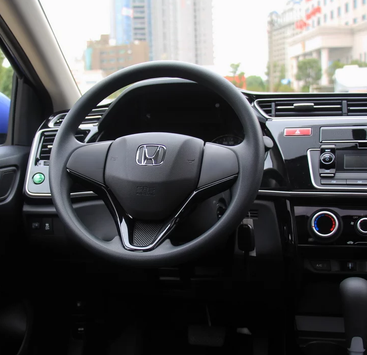 竞瑞 舒适版,设计造型非常的漂亮,整体非常具有运动感!