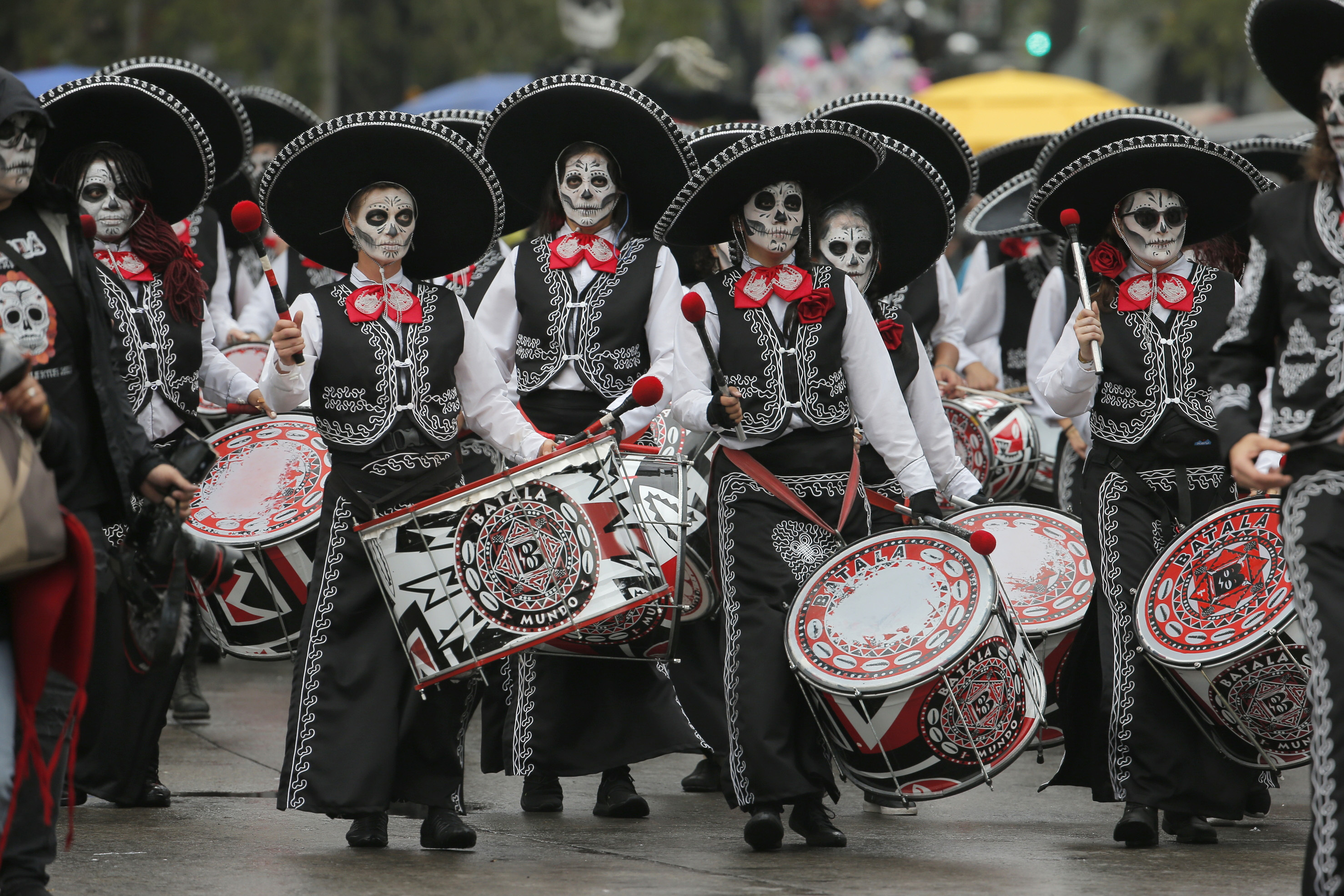 墨西哥城举行亡灵节游行(17)
