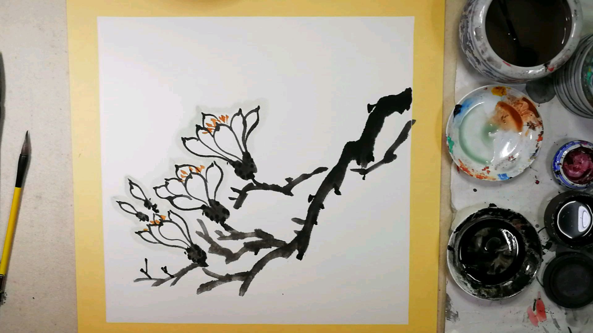 中国画课堂,零基础花鸟篇。第二十三课玉兰。玉兰创作画再画花蕊
