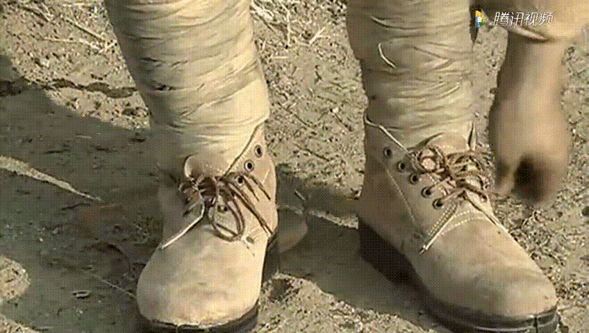 亮剑:王有胜守仓库,一个因穿新鞋而高兴,一个表现平静显得生硬