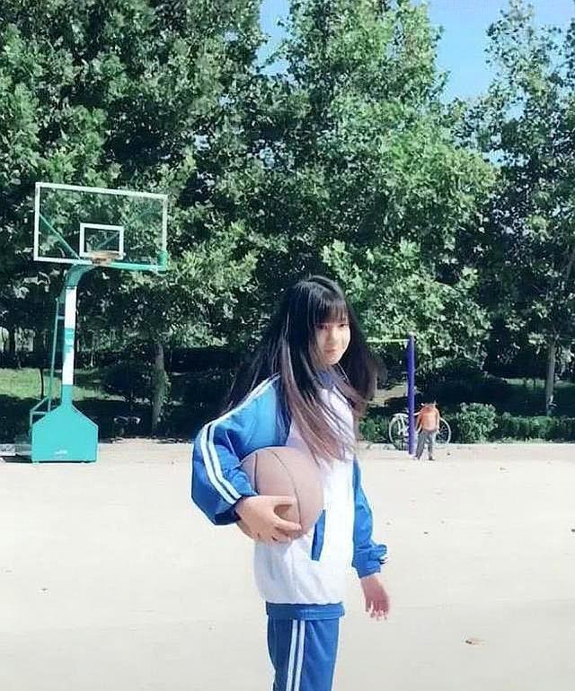 女孩素颜穿校服意外走红,抱着篮球回眸的那一刻,网友:该减肥了