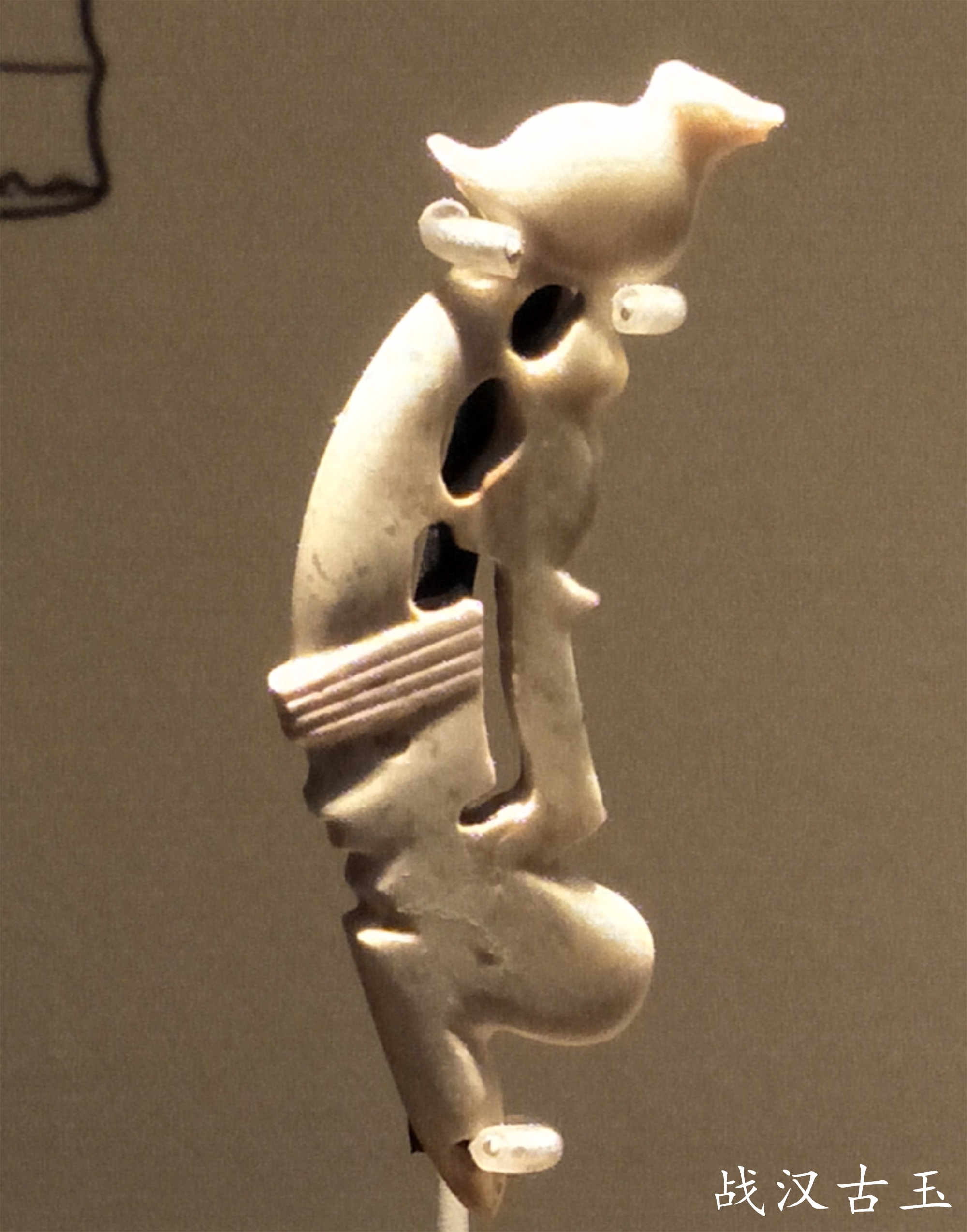 良渚文化早期人形玉觽 转载自百家号作者:战汉古玉