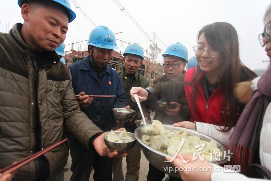 12月21日,江苏省扬州市某建筑工地,农民工在吃水饺.