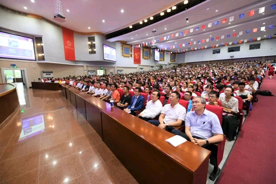 新生开学第一课,看包校长都讲了啥?