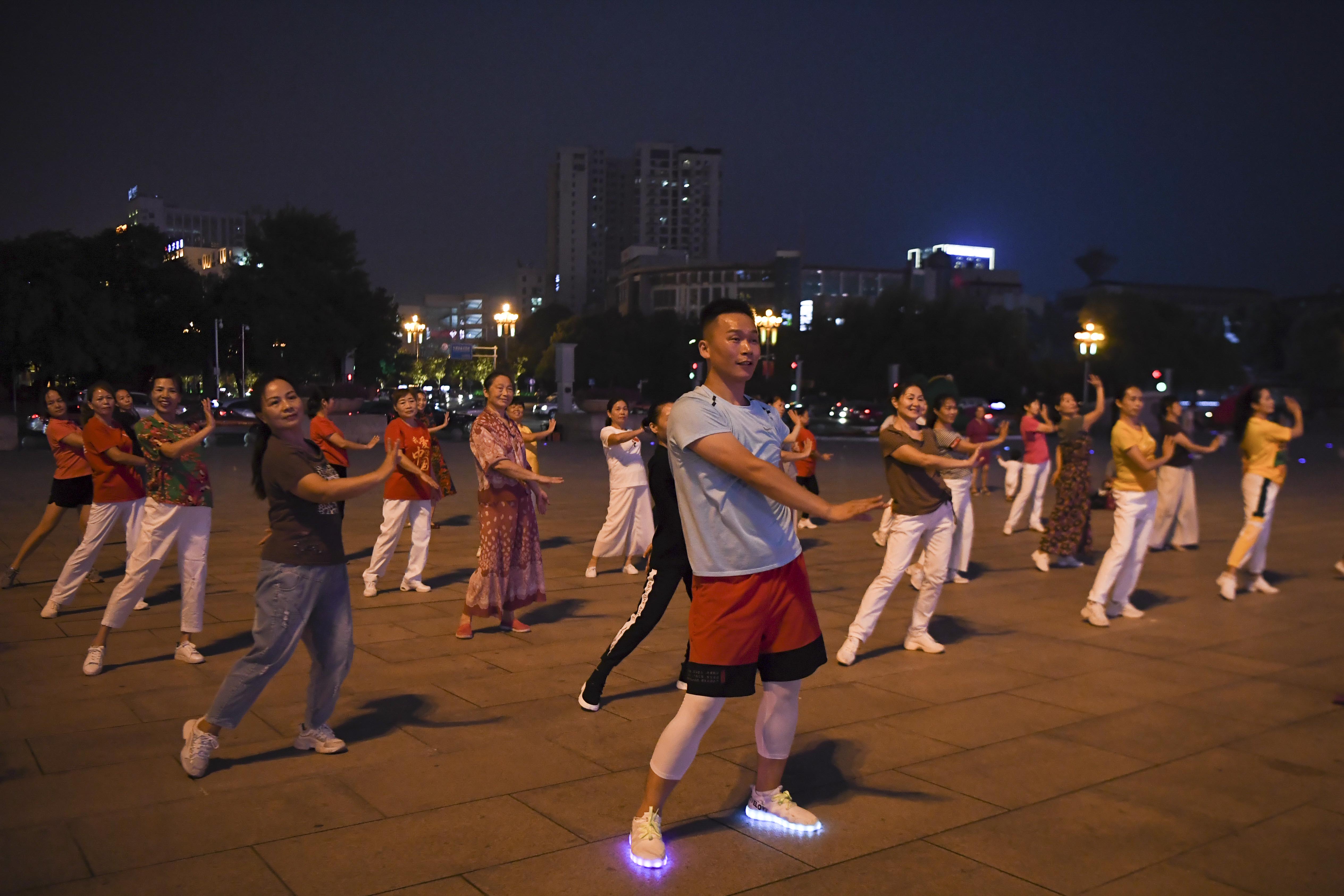 重阳节:大姐,跟我来跳广场舞!(2)