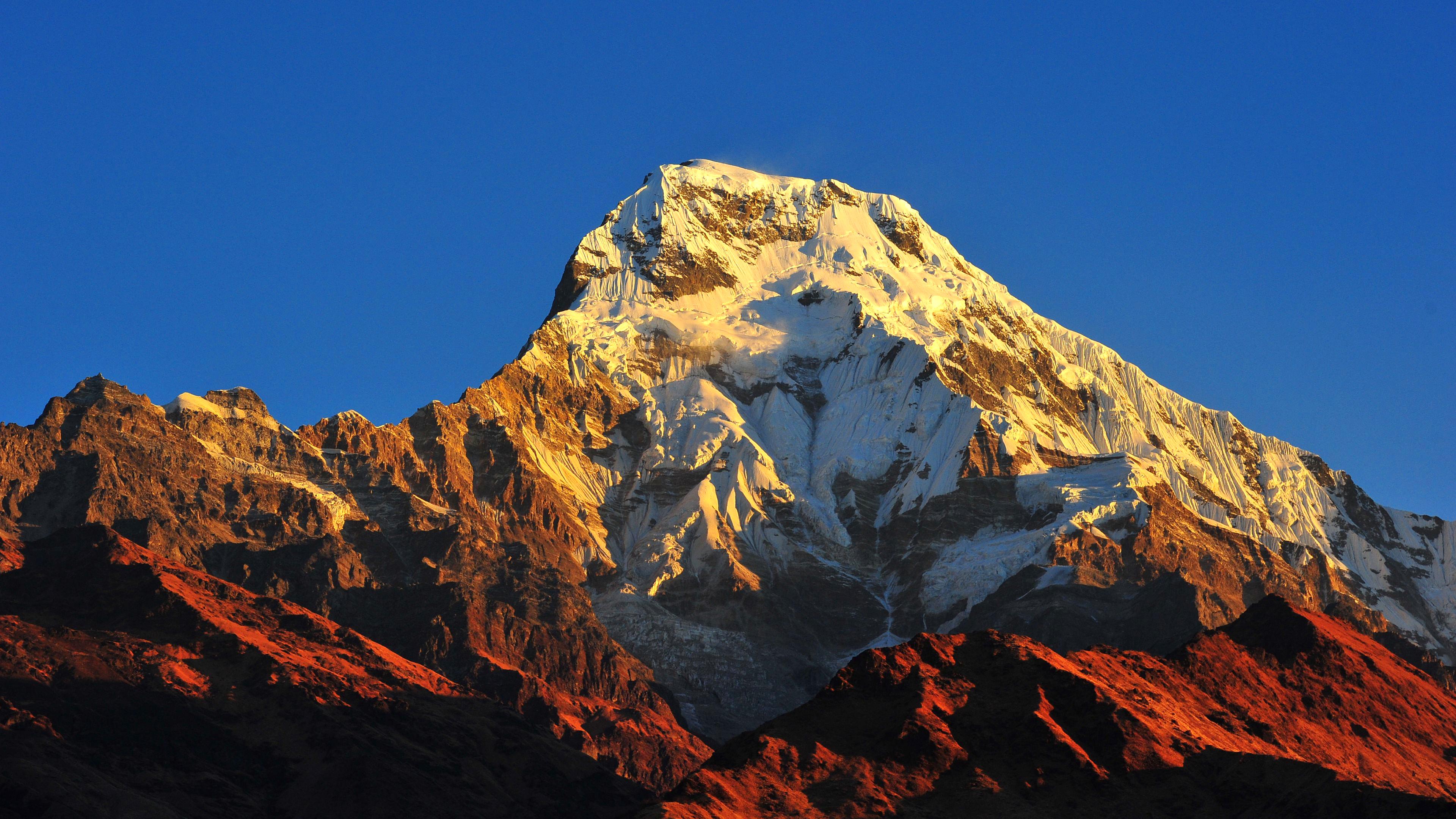 和其他所有比它高的山一样,它位于西藏的喜马拉雅山脉