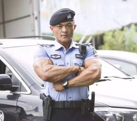 我国这位特警,肌肉格外霸气,让美国特警都"汗颜"!