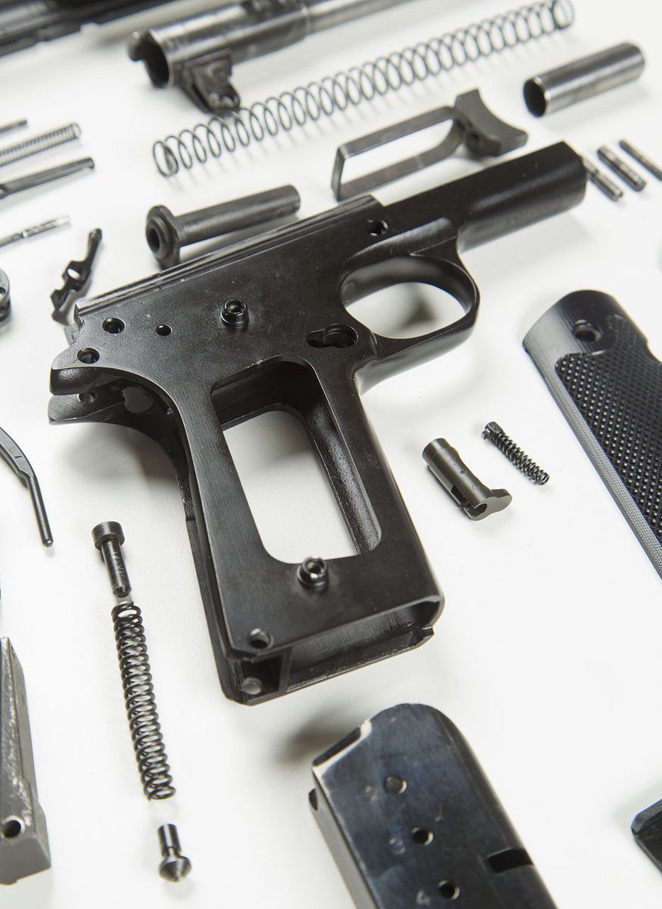 2011年7月,警方查抄黄河的玩具厂时,起获了近两万支塑料玩具枪,引起