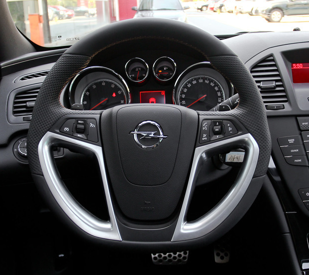 车辆的方向盘握起来感觉很轻盈,转向也是非常轻松.