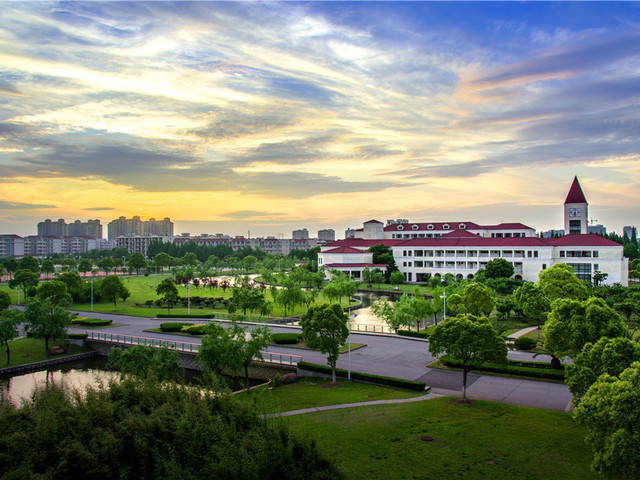 龙城大学取景地图片