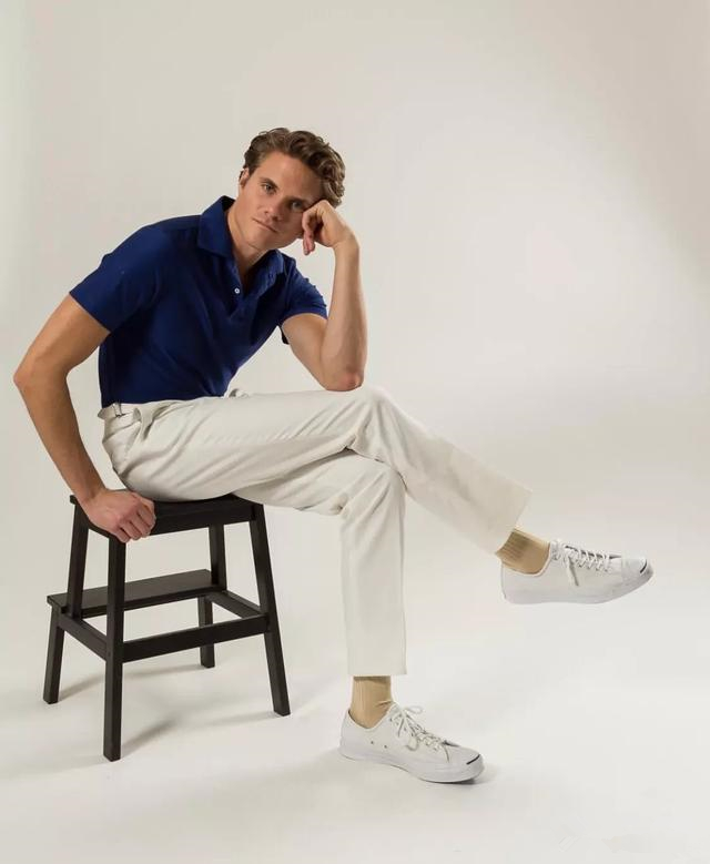 look2,小白鞋搭配卡其休闲裤和亚麻衬衫