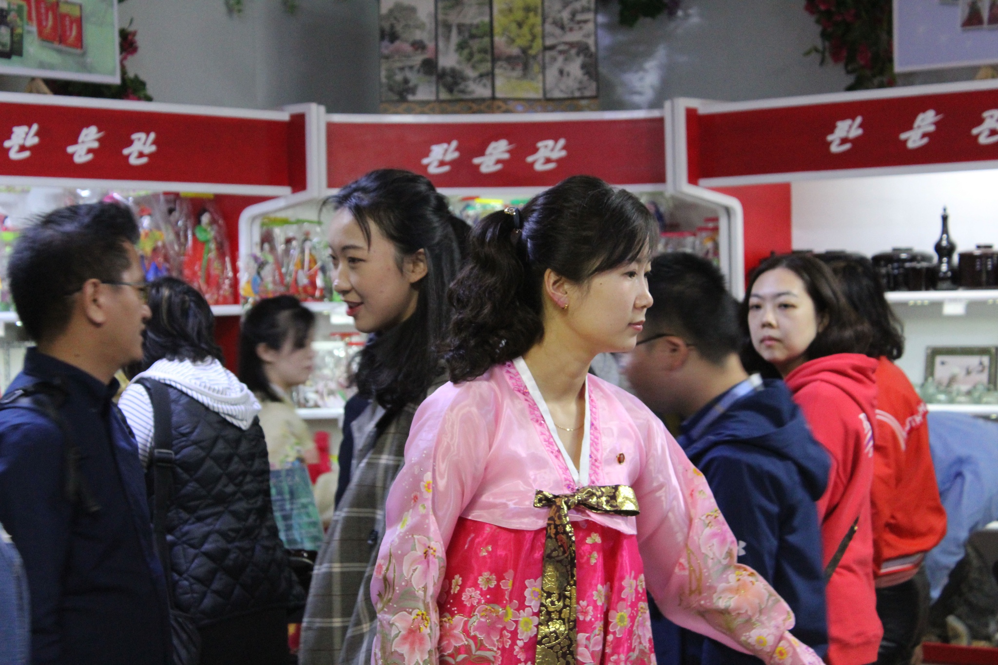 图为一名穿传统服装的朝鲜美女,她从事的职业是涉外商店服务员.