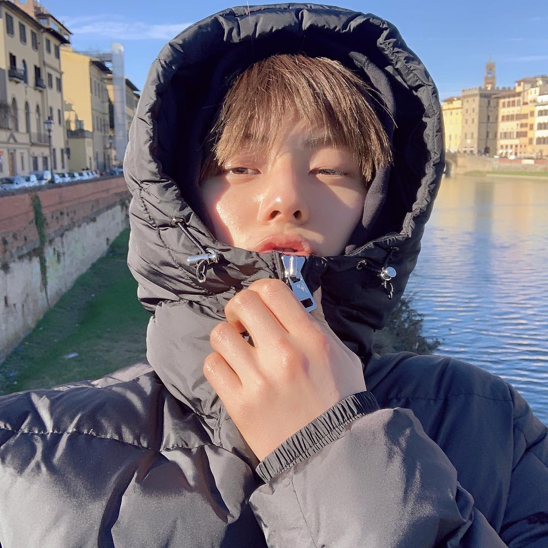 歌手黄旼炫24日通过自己的instagram公开了近照.