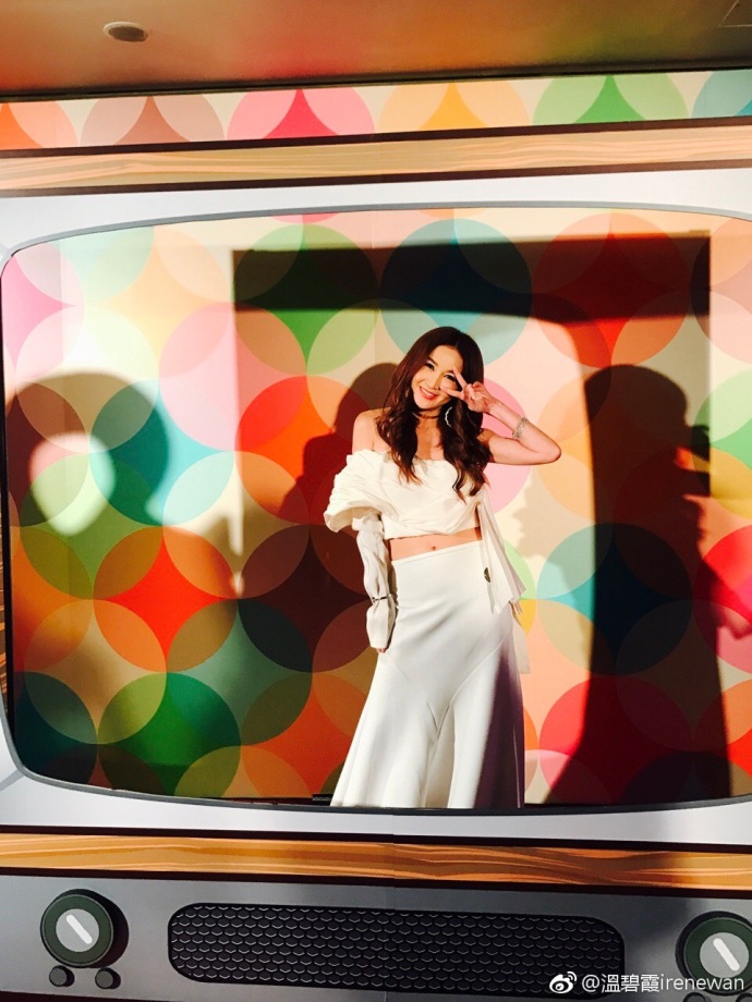 温碧霞拿气球拍照少女气质凸显 单手叉腰摆pose气质佳