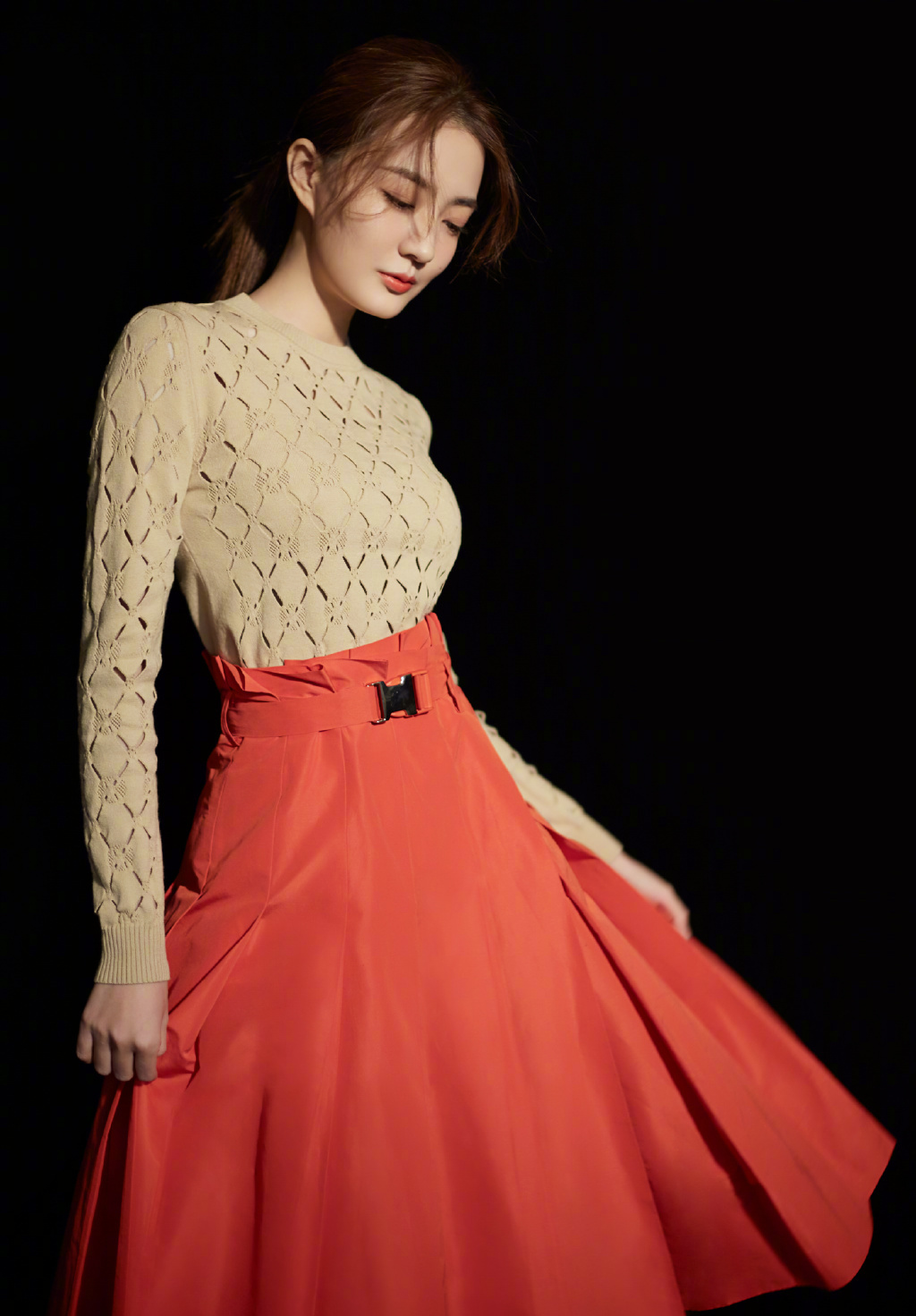 徐璐太有女人味了!橘红色长裙秀腰身显优雅气质,"贵婉"真会穿