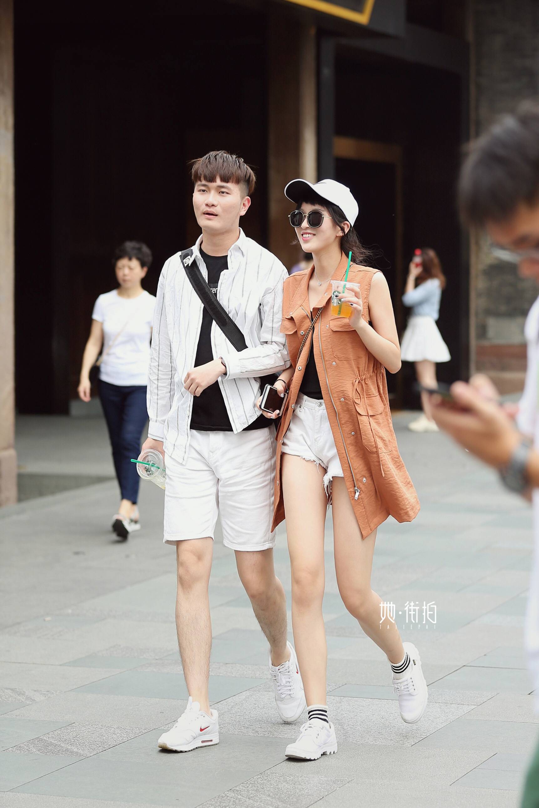 穿搭清爽时尚的一对情侣组合,身材颜值都很相配,小姐姐灿烂的笑容很