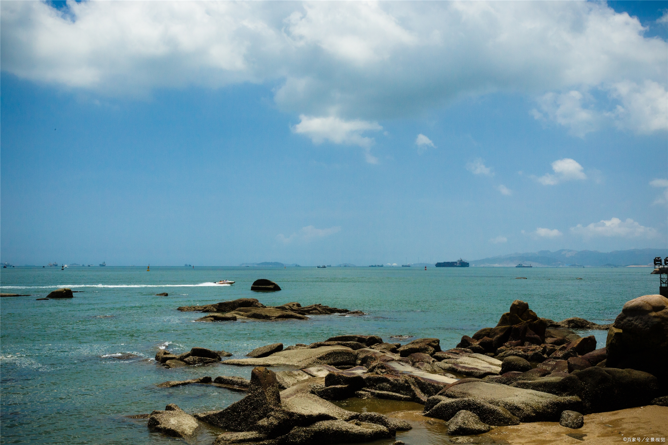 厦门环岛路沙滩,发现难以想象特殊垃圾,激情后请带走烂漫垃圾