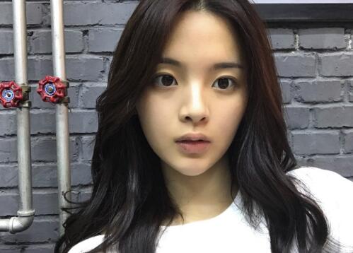 杨超越素颜自拍显柔弱 大眼睛盯镜头无比清纯