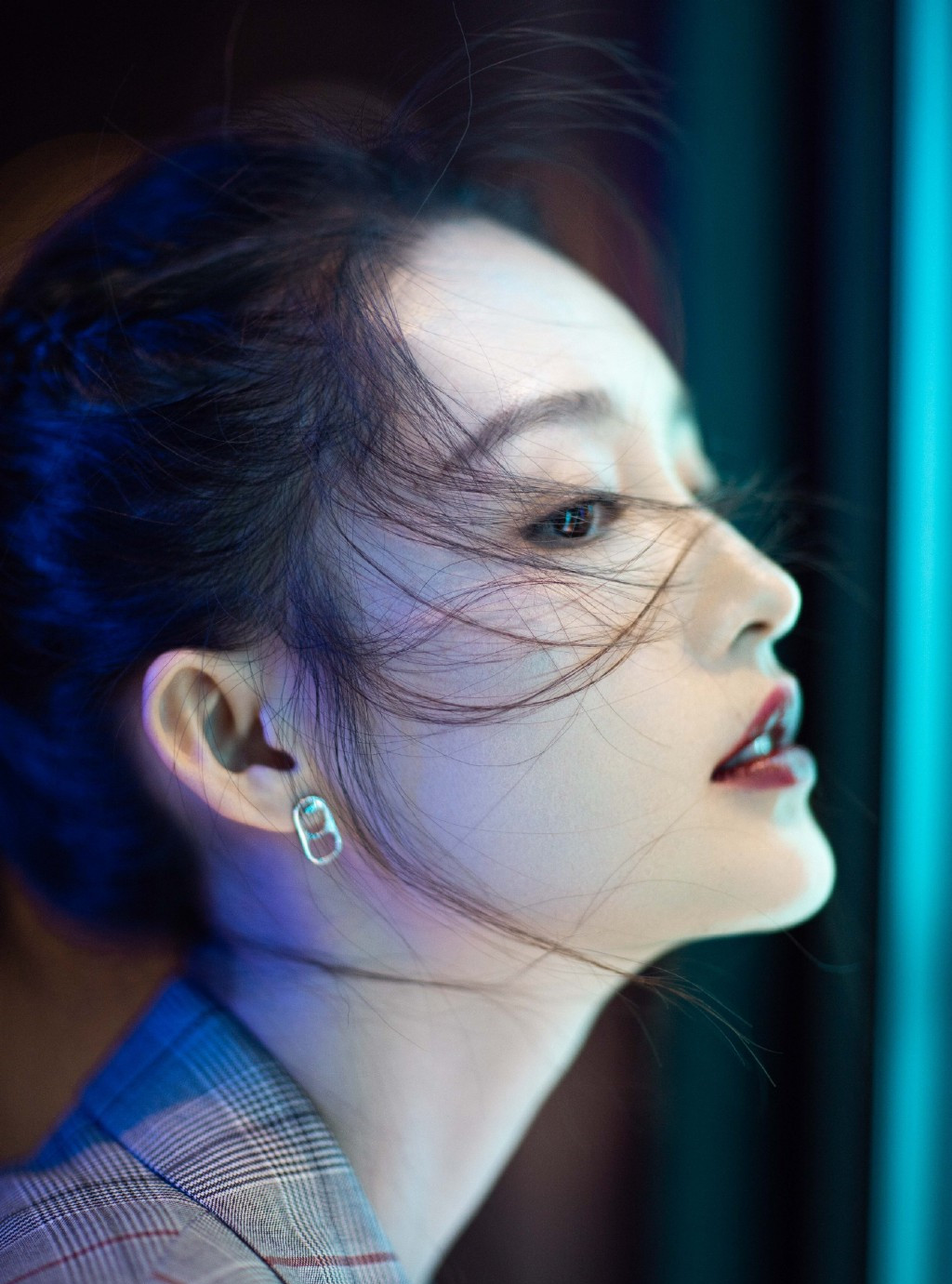 李沁终于不低调了,"死亡唇色"美成仙女,耳朵上的易拉罐更时髦