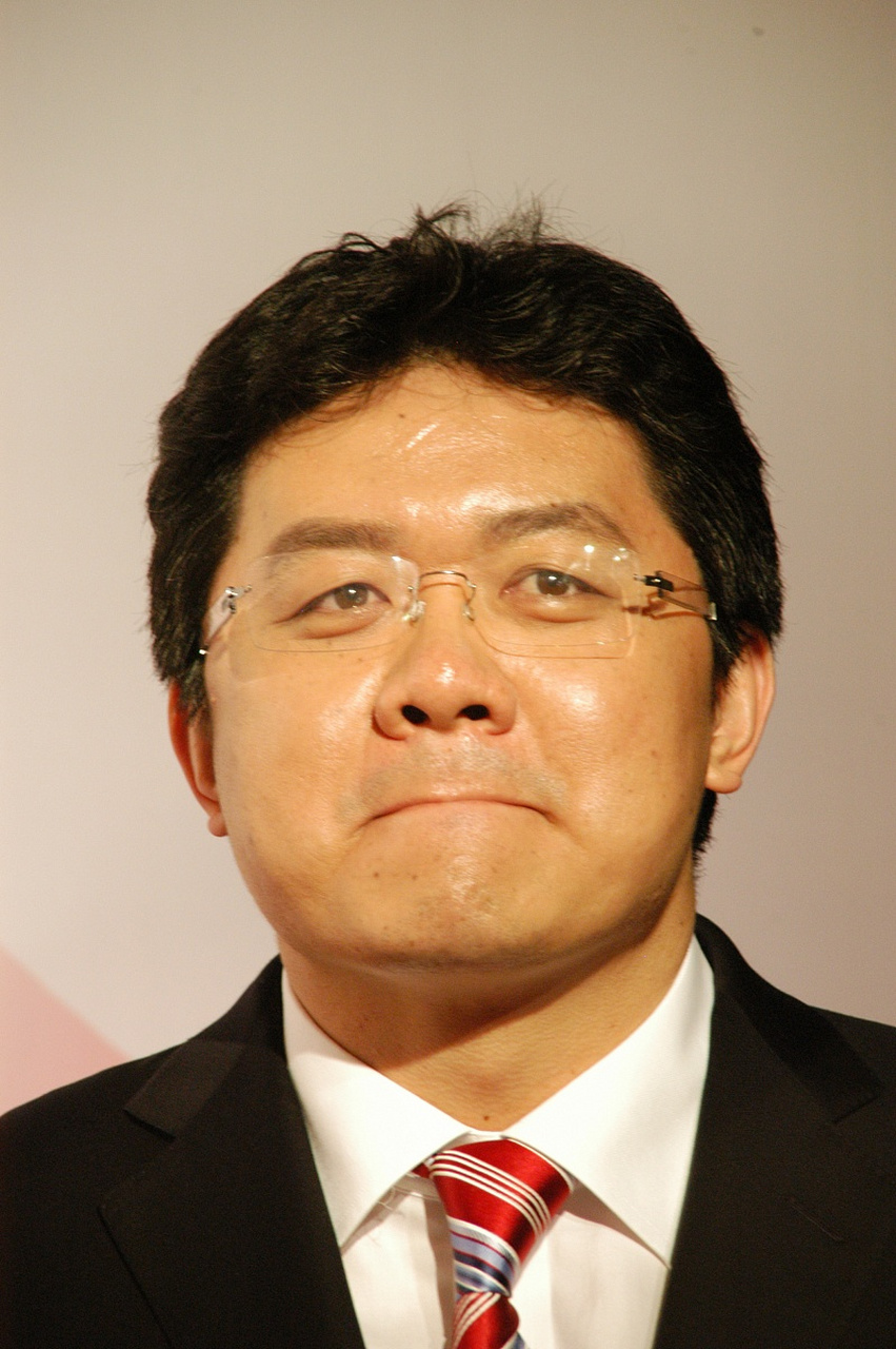 2007年,央视主持人张斌,正在直播奥运 新闻发布会时,他的妻子突然冲