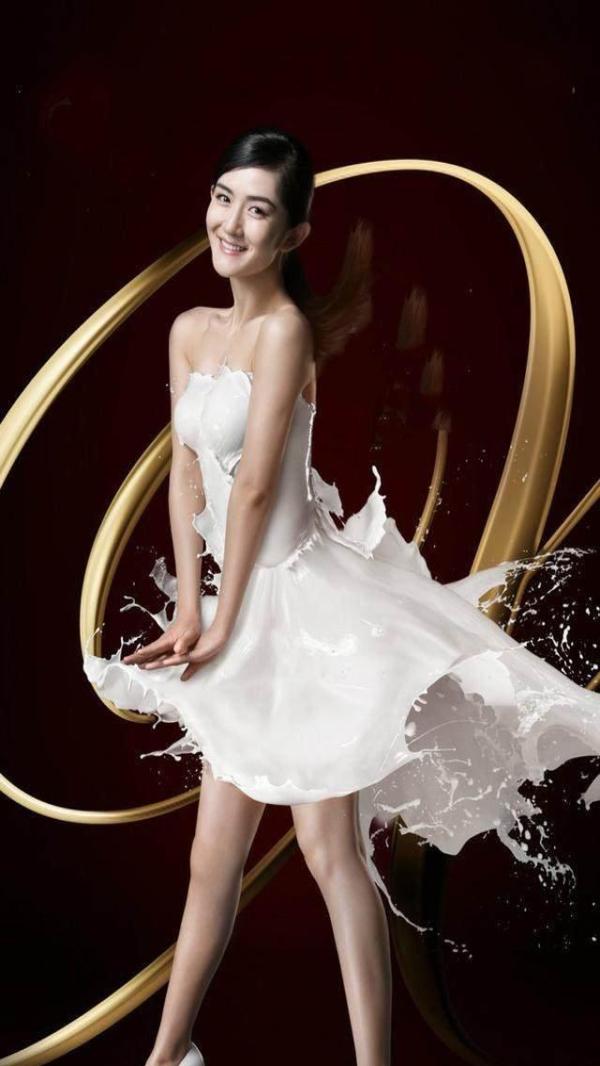 女星一丝不挂穿"牛奶裙", 身材完全凸显! 赵丽颖让人脸红!